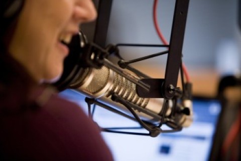 Novo estudo reforça vantagem de anúncios lidos por comunicadores, prática consolidada no rádio