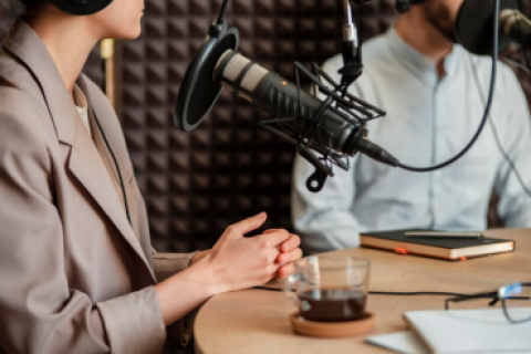 Rádio supera podcasts, mídia impressa e ferramentas de IA como fonte de notícias, aponta pesquisa